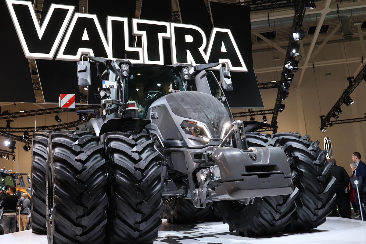 Valtra Q305, il top di Gamma della Serie Q, con ruote gemellate esposto ad Agritechnica 2023